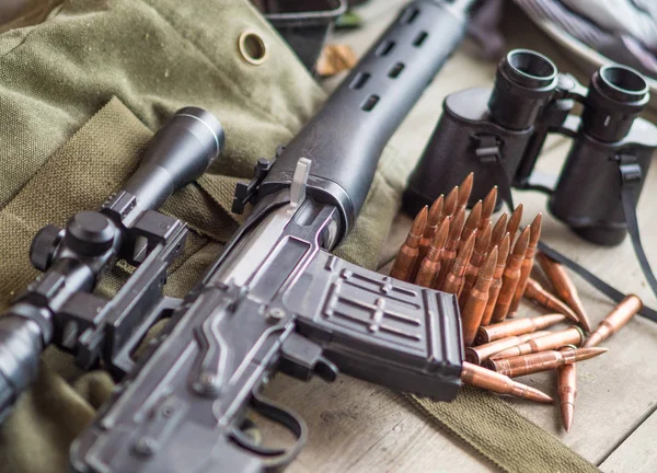 Odstřelovací puška, dalekohledy a munice na dřevěnou podlahu — Stock fotografie