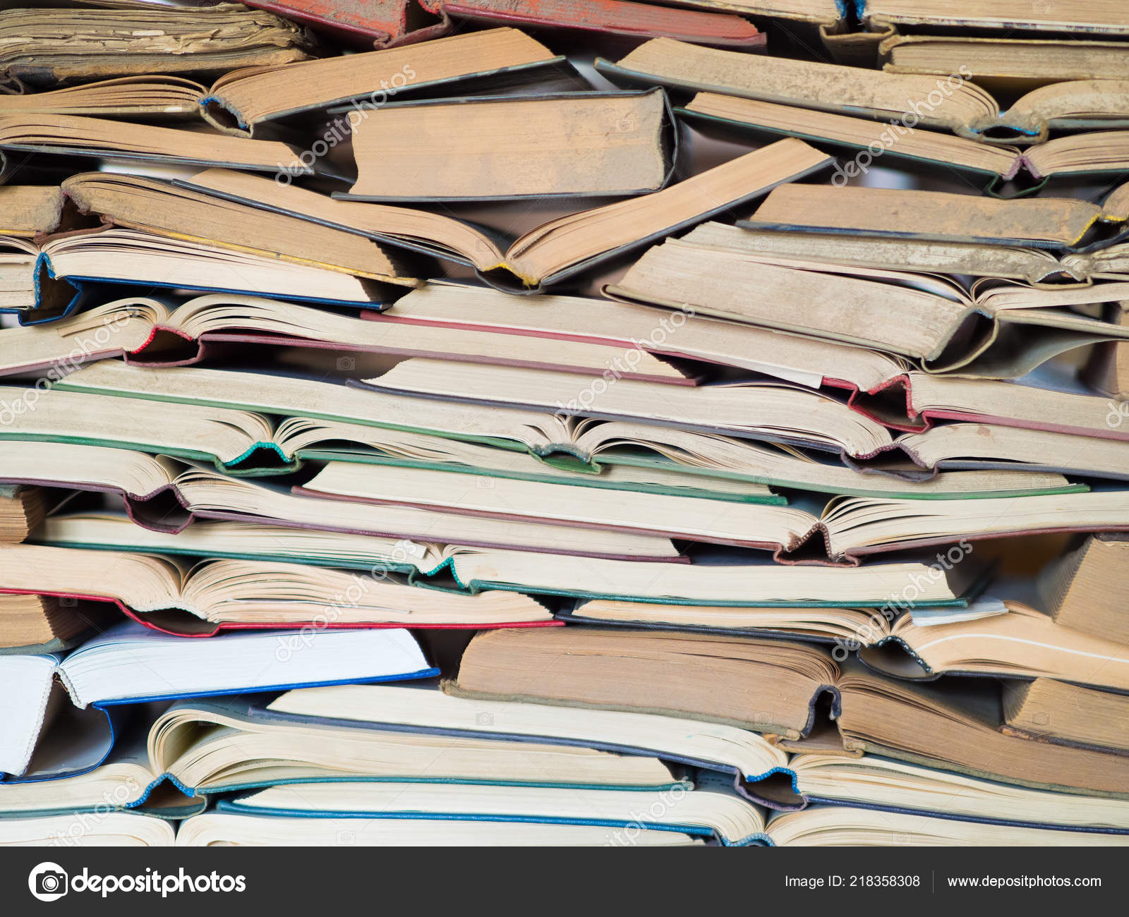 Beaucoup De Vieux Livres Ouverts Et Utilises Ou Des Manuels Scolaires Livres Et Lecture Sont Essentiels Beaucoup De Vieux Livres Ouverts Et Utilises Ou Des Manuels Scolaires Livres Et Lecture Sont Essentiels