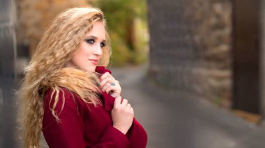 Genç güzel kız sokakta güneşli gün Avrupa şehirde poz.