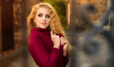 Genç güzel kız sokakta güneşli gün Avrupa şehirde poz.