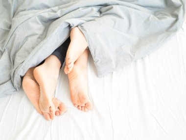Otel Oda odak metrede beyaz yatakta çift