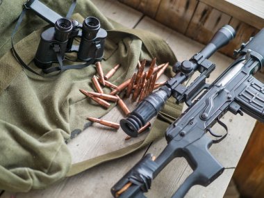 Av tüfeği ve mühimmat koyu ahşap arka plan üzerinde. Üstten görünüm