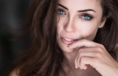 Uyanış sonra sevimli bir genç kadının portresi kapatın. Mutlu kız rüyalar ve sana baktığı gibi. Mükemmel sabah evde.