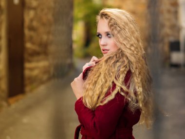 Genç güzel kız sokakta güneşli gün Avrupa şehirde poz.