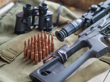 Av tüfeği ve mühimmat koyu ahşap arka plan üzerinde. Üstten görünüm