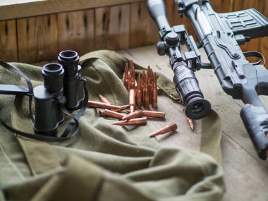 Av tüfeği ve mühimmat koyu ahşap arka plan üzerinde. Üstten görünüm