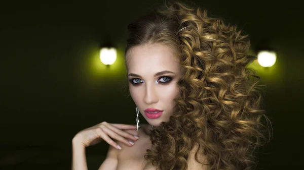 Retrato de mulher bonita no fundo preto. Glamour compõem e cabelo encaracolado longo . — Fotografia de Stock