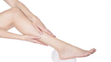 Kadın güzel ayağına krem uygulamak.