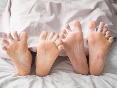 sevgiliyi battaniyenin altında yatakta yalan görüntü kırpılmış