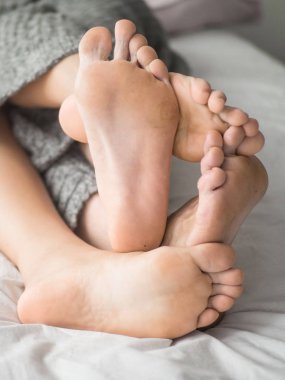 sevgiliyi battaniyenin altında yatakta yalan görüntü kırpılmış