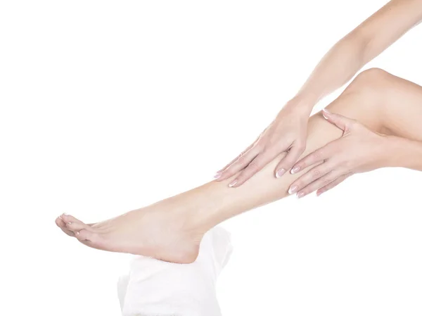 Stopy kobiece nogi krem na białym tle izolacji — Zdjęcie stockowe
