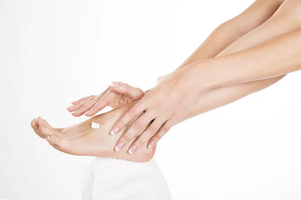 Жіночі ноги крем для ніг на білому фоні ізоляції — стокове фото