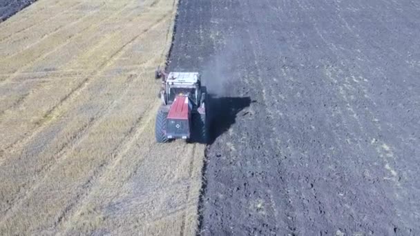Antenne - Traktor mit vier Furchen pflügt ein Feld — Stockvideo