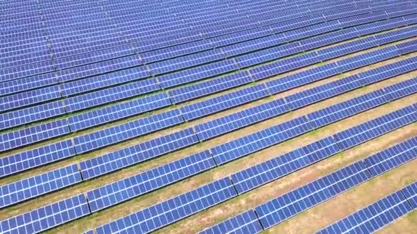 Luchtfoto van zonnepanelen verzamelen zon licht groene energie natuur behoud ecologie innovatie schoon groen wonen Concept sluiten. — Stockvideo