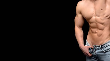 Parçası bir vücut mavi jeans boşaltmak ile karanlık bir arka plan üzerinde mans