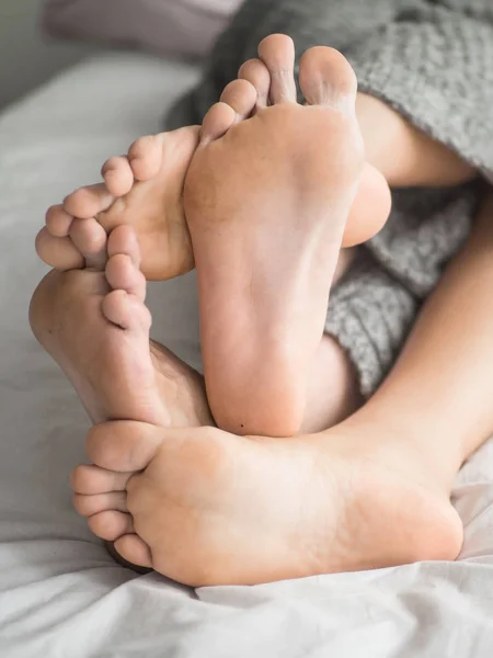 한 남자와 침대에 있는 여자 남성과 여성의 다리 측면 보기, 화이트 린 넨 — 스톡 사진