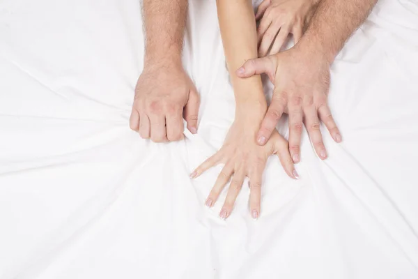 Paar Hände ziehen weiße Laken in Ekstase, Orgasmus. Konzept der Leidenschaft. Orgasmus. Erotische Momente. Intimes Konzept. Sex-Paar. Schlafzimmer. — Stockfoto