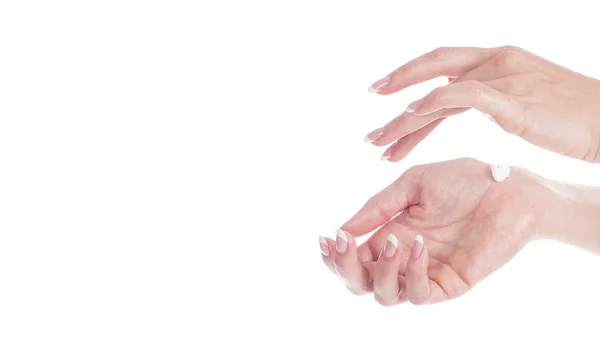 Уход за кожей рук. Крупный план красивых женских рук с легким маникюром на ногтях. Крем для рук и лечения . — стоковое фото