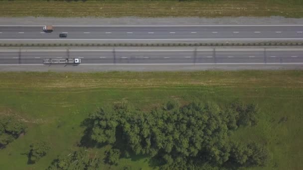 高速道路上を運転する観光バスの空中ショット — ストック動画