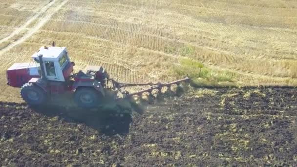 Antény - traktor s čtyřmi záběru pluhu orat pole — Stock video