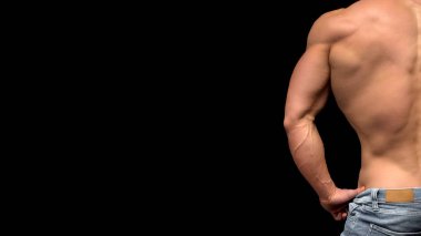Kaslı vücut geliştirmeci geri. Siyah izole.