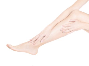 kadının çıplak ayakları üzerinde krem ​​uygulamak