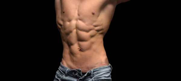Starker athletischer Mann Fitness-Modell Oberkörper zeigt Sixpack Bauchmuskeln. isoliert auf schwarzem Hintergrund — Stockfoto