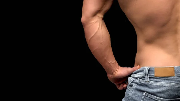 Bakifrån av torsoen av attraktiva manliga kroppen builder på mörk bakgrund. — Stockfoto