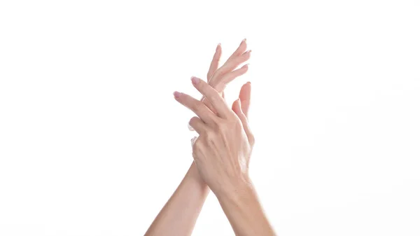 Detailní záběr rukou krásných ženách s krémem, izolované na bílém pozadí, měkké kůže, koncept péče o pleť. — Stock fotografie