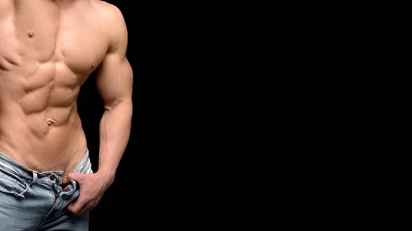 어두운 배경 청바지에 강한 남자의 몸통 — 스톡 사진