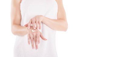 Kadın ellerinde nemlendirici krem uygulamak. Beyaz izole.
