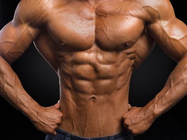 Atletik bir adam. Mükemmel bir abs ile Close-Up su damlaları