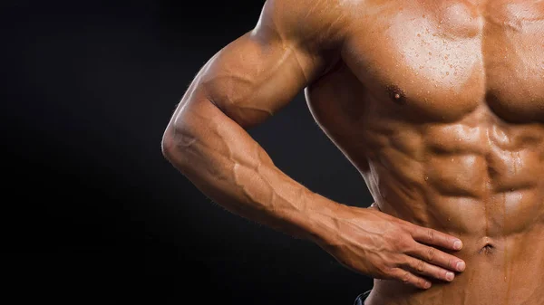 Musclé jeune athlétique sexy homme posant en studio torse nu — Photo