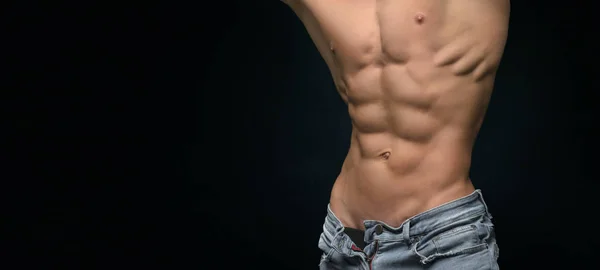 Kas ve seksi gövde genç spor adamı. Mükemmel abs gövdeli çekici vücut geliştirmeci — Stok fotoğraf