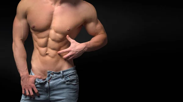 Muskulöser junger Mann mit athletischem, nacktem Körper auf schwarzem Hintergrund — Stockfoto