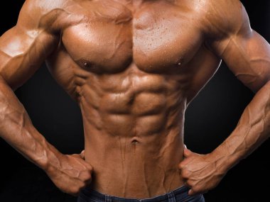 Sportif güçlü kas portresi. Spor egzersiz vücut geliştirme motivasyon kavramı. Seksi çıplak gövde altı abs. kasların esneme erkek paketi.