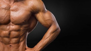 Genç yakışıklı sporcu vücut geliştirmeci halterci kamera, karın kasları, pazı triceps göğüs önünde pozlar koçluk sonra ideal bir vücut ile