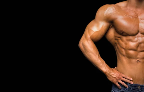 Torso muscular y sexy de joven deportista culturista en jeans con abdominales perfectos, bíceps y pecho — Foto de Stock