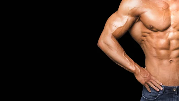 运动性强肌的肖像。运动锻炼健美动机概念。性感赤裸躯干, 六包 abs. 男性弯曲他的肌肉. — 图库照片