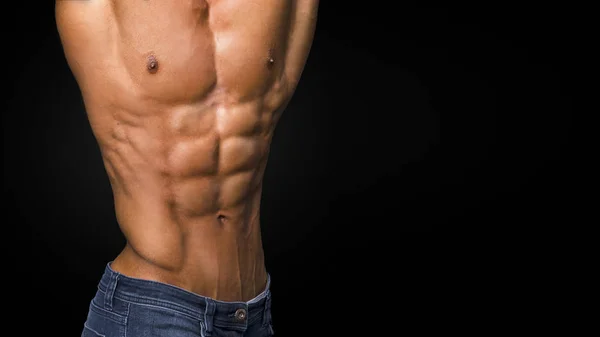 性感的肌肉发达的身体和裸露的躯干显示完美的腹肌 — 图库照片