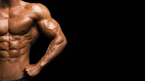 Forme musculaire torse masculin sur fond noir — Photo
