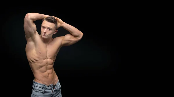 Muskularny shirtless mężczyzna na białym tle na ciemnym tle. — Zdjęcie stockowe