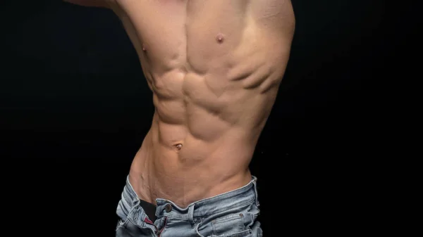 Ausgeschnittenes Foto eines sportlichen Typen mit muskulösem Körper in Jeans, der im Studio posiert. — Stockfoto