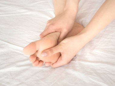 Hamile kadın el ayak masajı yapıyor closeup