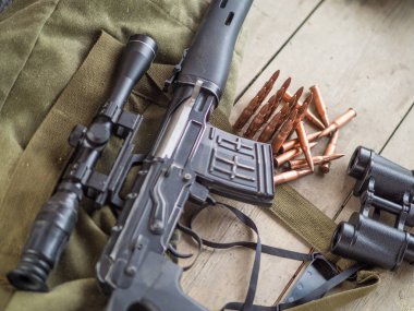 Av tüfeği ve mühimmat koyu ahşap arka plan üzerinde. Üstten görünüm.