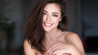 Uyanış sonra sevimli bir genç kadının portresi kapatın. Mutlu kız rüyalar ve sana baktığı gibi. Mükemmel sabah evde