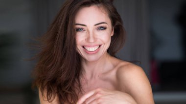 Uyanış sonra sevimli bir genç kadının portresi kapatın. Mutlu kız rüyalar ve sana baktığı gibi. Mükemmel sabah evde