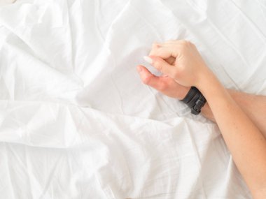 Eller bir çift yakından yapmak bir yatakta sıcak seks aşk.