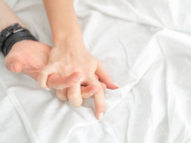 Eller bir çift yakından yapmak bir yatakta sıcak seks aşk.