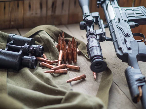 Jachtgeweer Munitie Een Donkere Houten Achtergrond Bovenaanzicht — Stockfoto